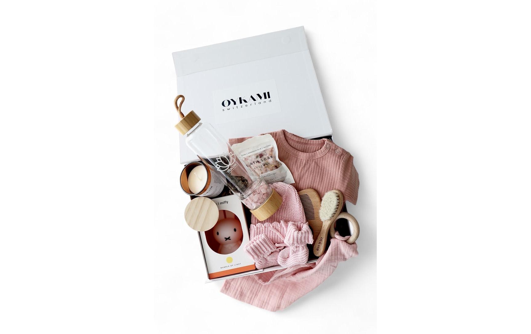OYKAMI Lugano Geschenkbox – Rosa Babyset mit LED-Nachtlicht, Trinkflasche, Babybody – ab 0 M.