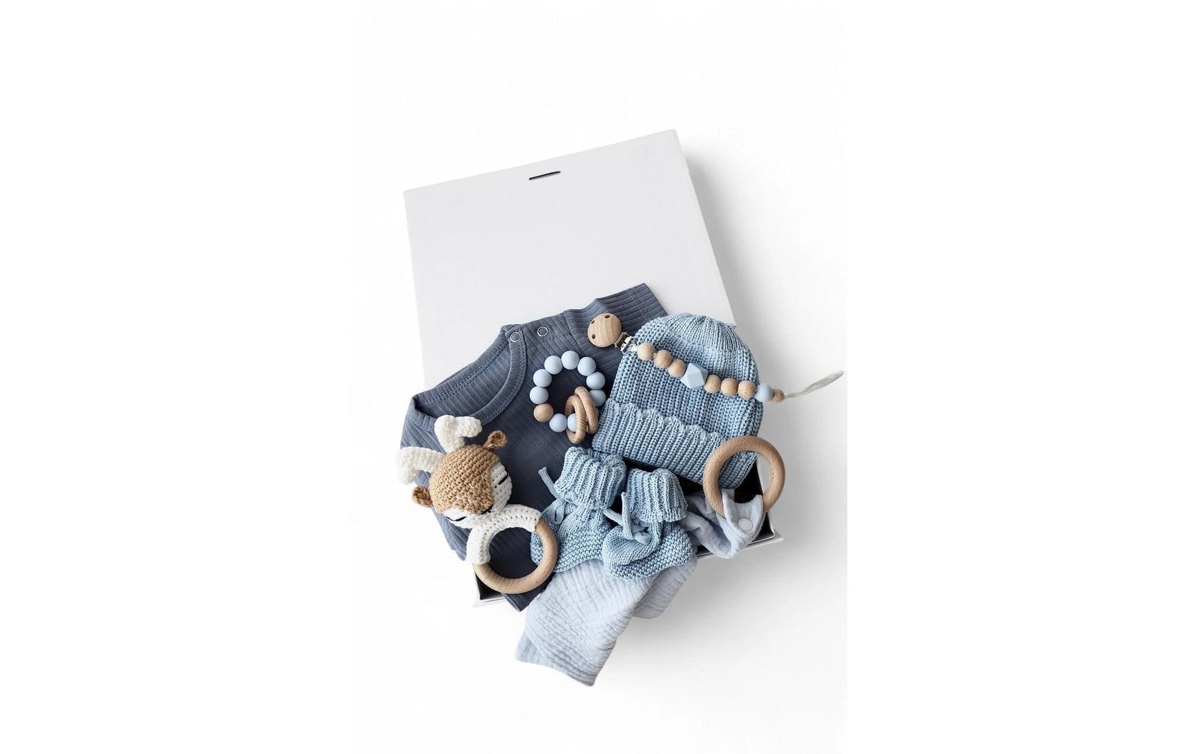 OYKAMI Geschenkbox Palermo – Hirsch – Baby-Geschenkset mit Rassel, Body – ab 0 J. – blau