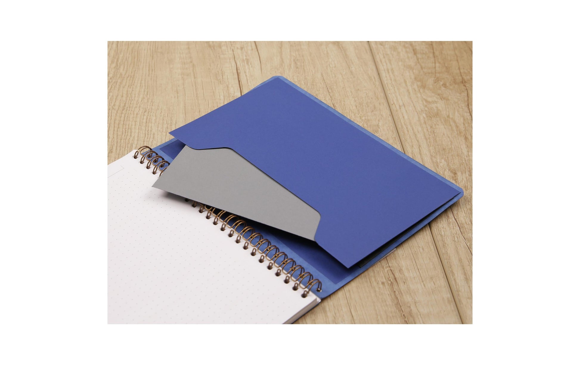 Clairefontaine Notizbuch – A5+ – 120 Seiten – 90 g/m² – Doppelspirale, perforiert, Einstecktasche, grün, PEFC