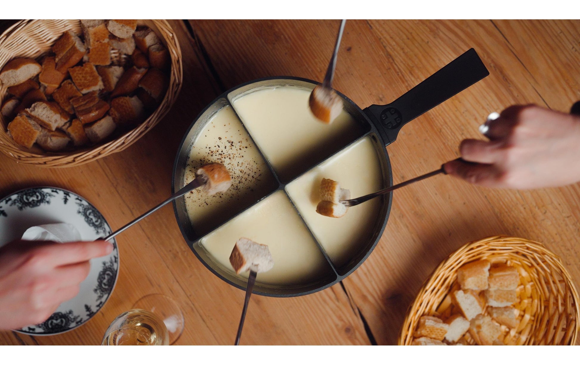 4Fondue Caquelon – Ø 25 cm, Gusseisen, für Käsefondue, Induktion, Rot