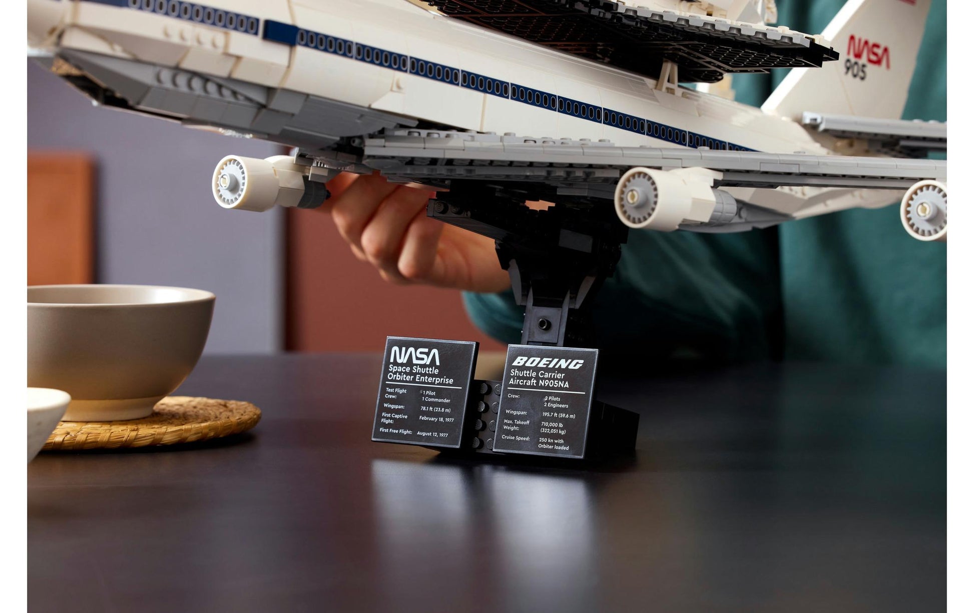 LEGO Icons 747 Shuttle Carrier Flugmodell – 2417-teilig – 37,8 × 10,3 × 55,5 cm – ab 18 Jahren