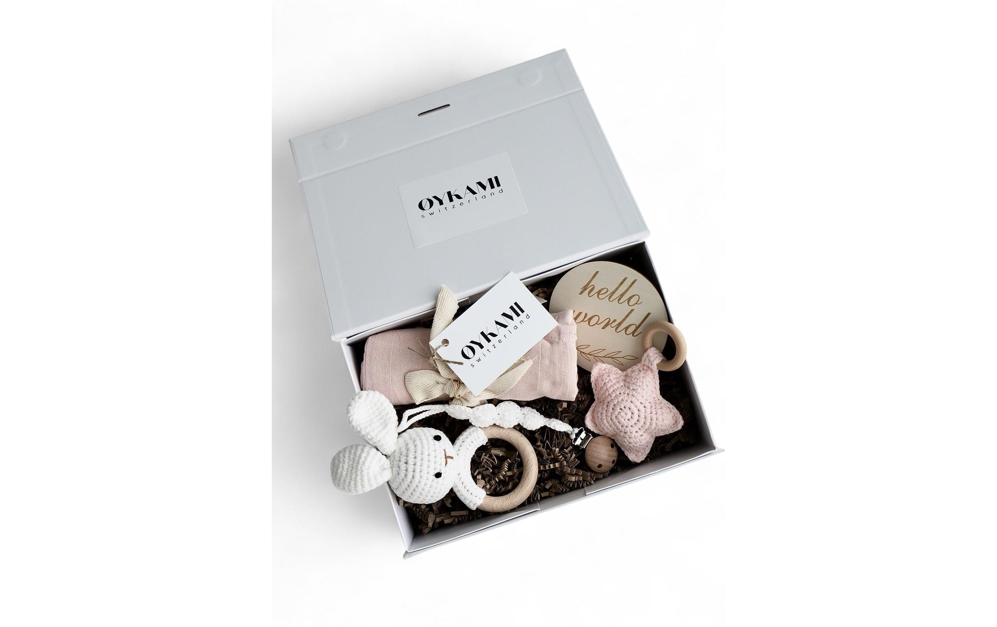 OYKAMI Geschenkbox Baby Estland mit Hase – Rosa/Beige – Baumwolle & Holz – ab 0 M.