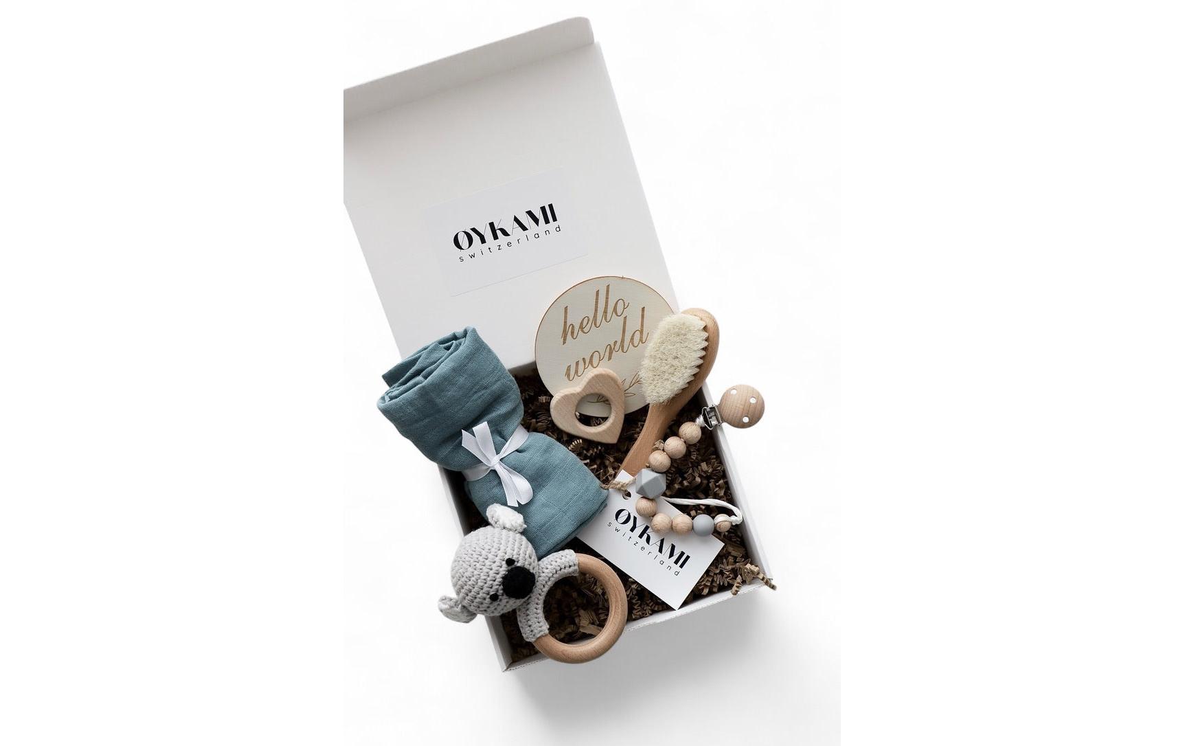 OYKAMI Aspen Geschenkbox – Holz, Baumwolle – Blau/Weiss/Beige – ab 0 M