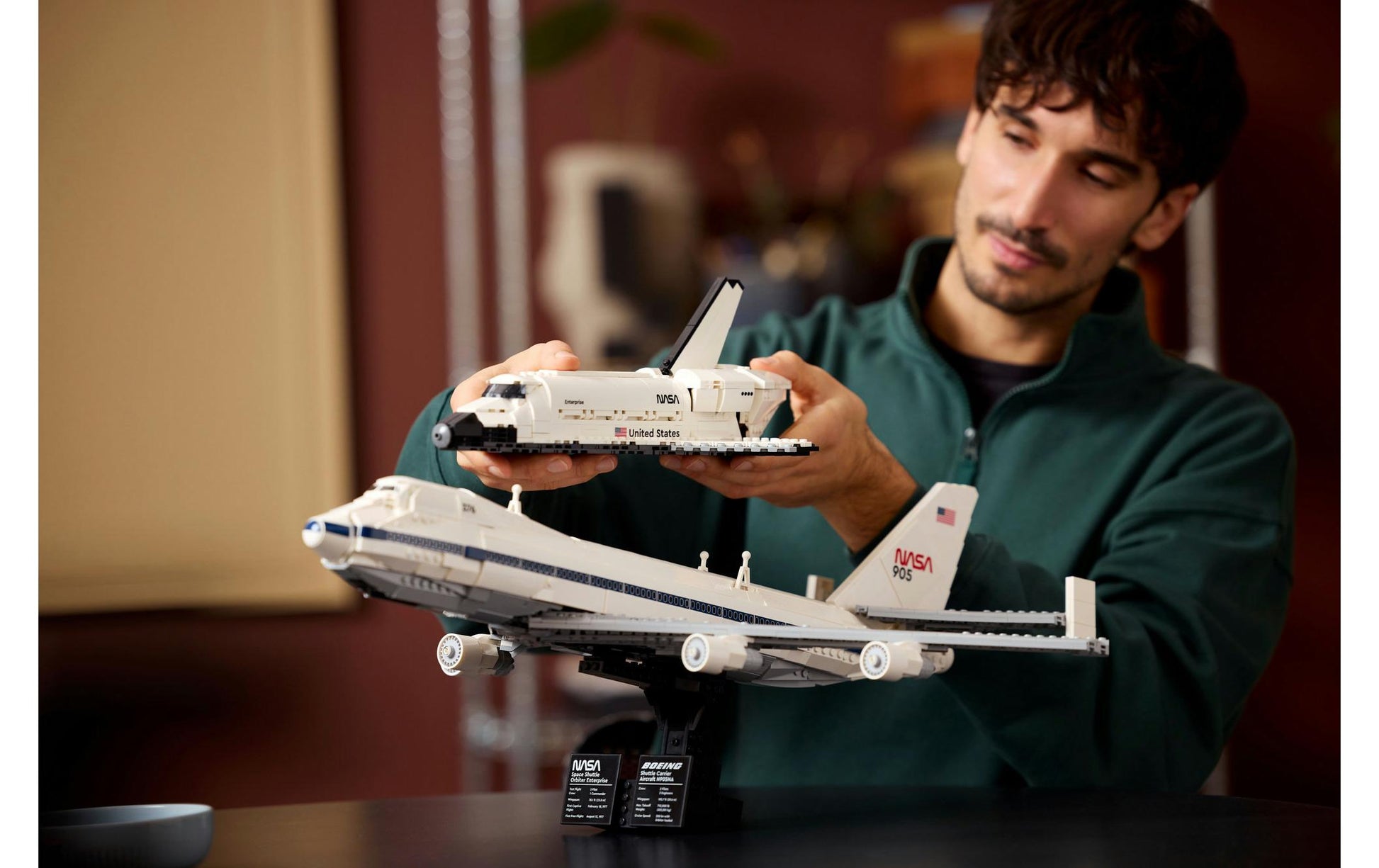 LEGO Icons 747 Shuttle Carrier Flugmodell – 2417-teilig – 37,8 × 10,3 × 55,5 cm – ab 18 Jahren