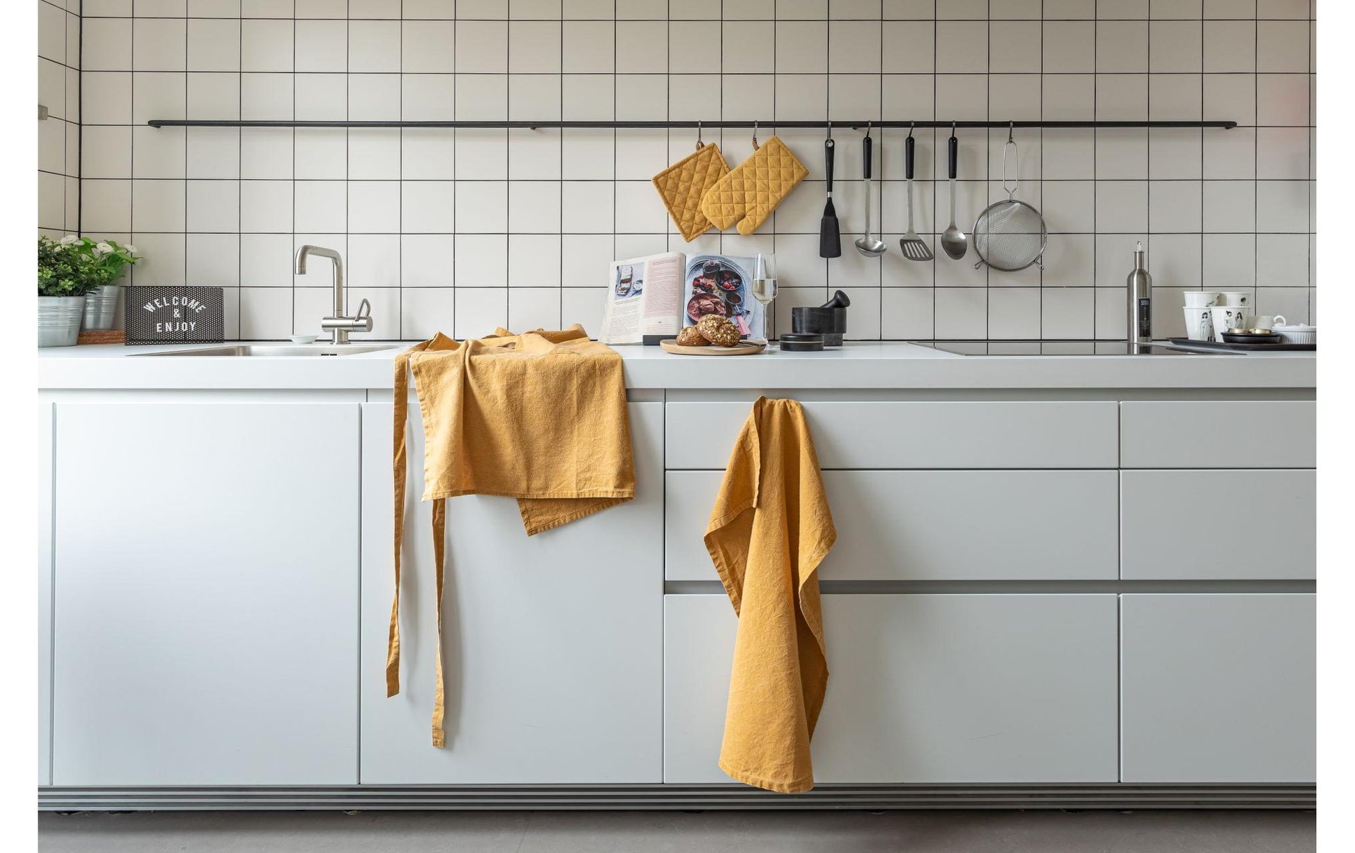 Tiseco Kochschürze Myrna – mit 1 Tasche, maschinenwaschbar – 100% Bio-Baumwolle, Camel – 74 × 85 cm