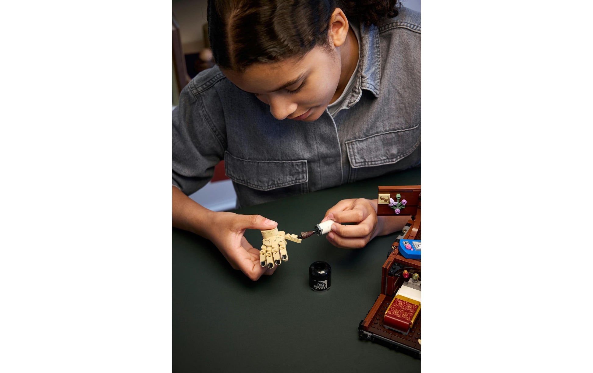 LEGO Set Die Wohnung des Eiskalten Händchens – Wednesday – 828 Teile – ab 10 Jahren – 26,2 × 9,4 × 38,2 cm
