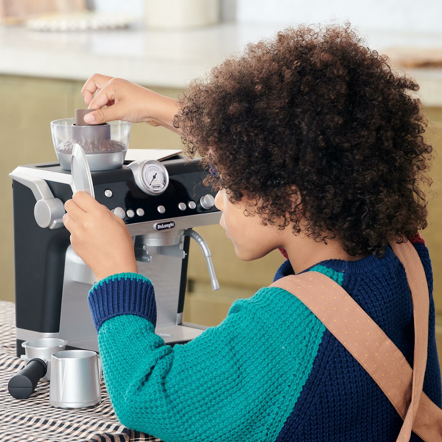 Casdon Spielzeug-Kaffeemaschine – Barista – batteriebetrieben, 2 × AAA – 16 × 28,5 × 25 cm – 1 Stück – ab 3 J.