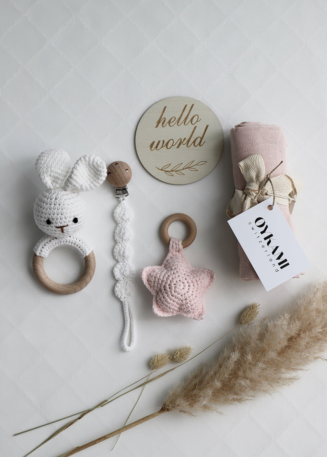 OYKAMI Geschenkbox Baby Estland mit Hase – Rosa/Beige – Baumwolle & Holz – ab 0 M.