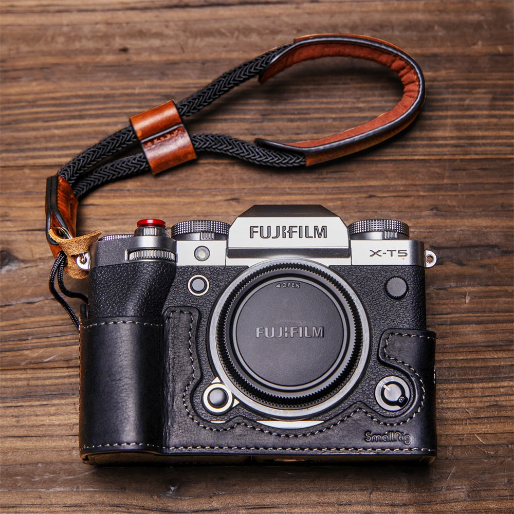 SmallRig 3927 Half-Case mit Handgelenkschlaufe – Aluminiumoxid, Leder – für FUJIFILM X-T5 – Braun