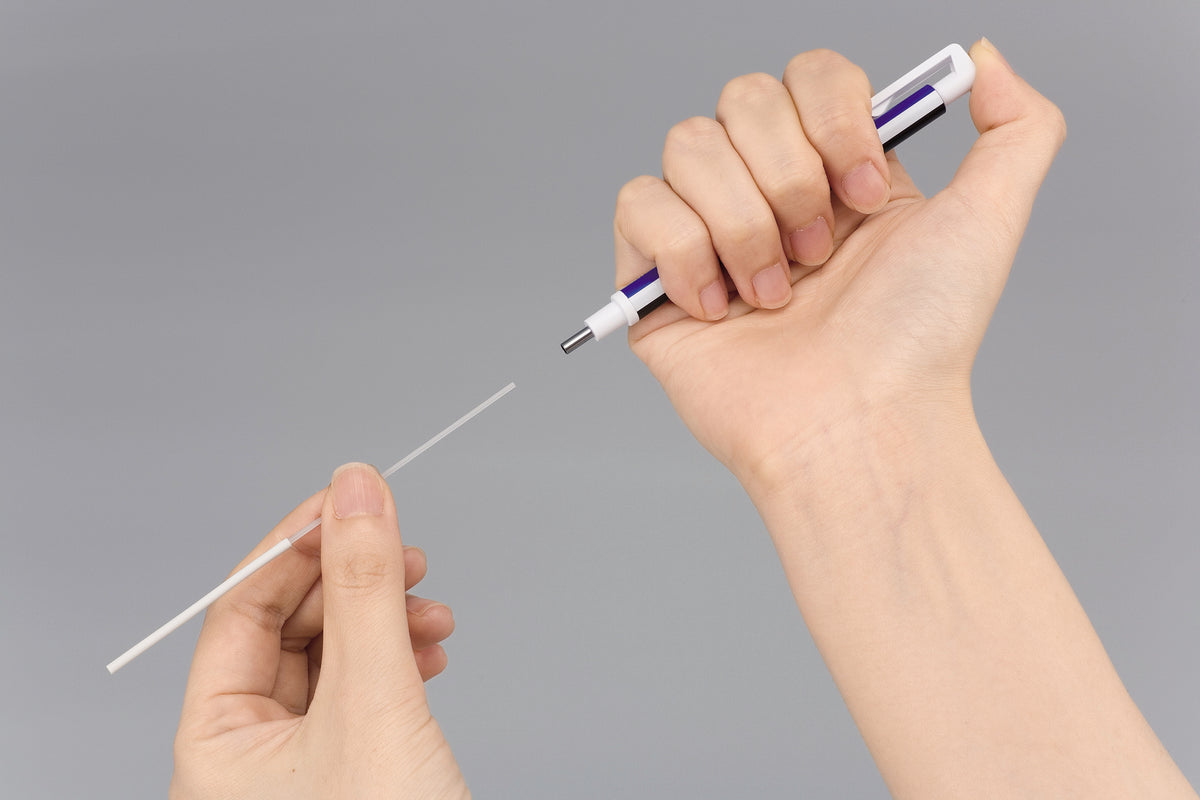 Tombow Radierstift Mono Zero Rund – nachfüllbar, Ø 2,3 mm, kühles Flieder
