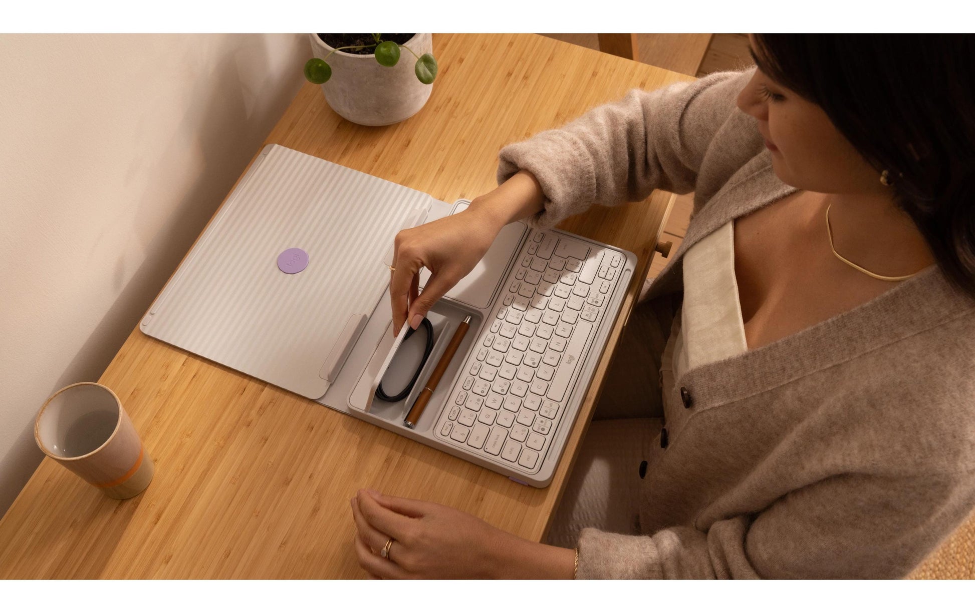 Logitech Casa Tastatur-Case für Notebooks 10–17" – Bluetooth, QWERTZ (CH) – Weiss