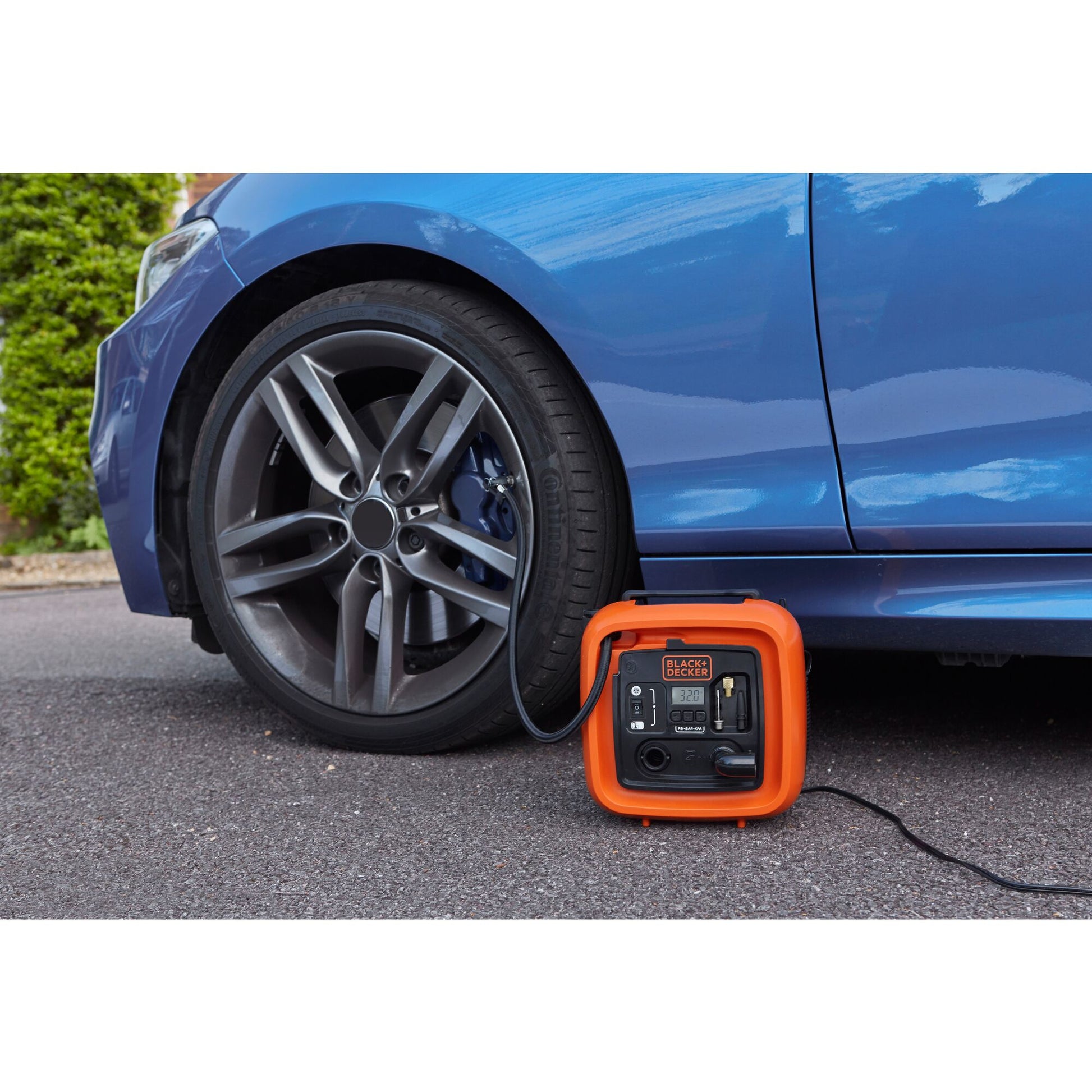 Black & Decker BLACK+DECKER ASI400 Kompressor – 12 V – 11 bar, 160 l/min – Integriertes Druckmessgerät, inkl. Ventiladapter