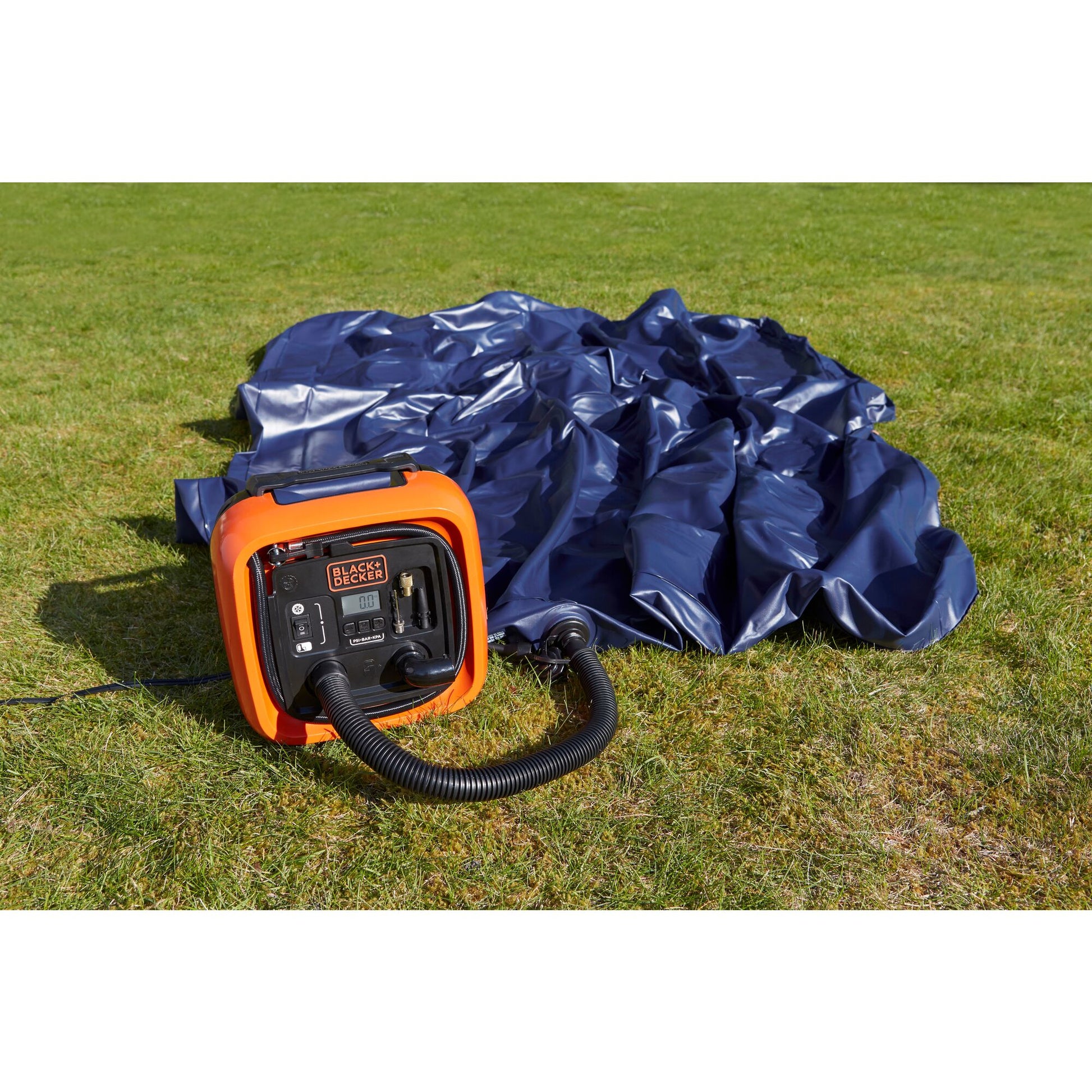 Black & Decker BLACK+DECKER ASI400 Kompressor – 12 V – 11 bar, 160 l/min – Integriertes Druckmessgerät, inkl. Ventiladapter