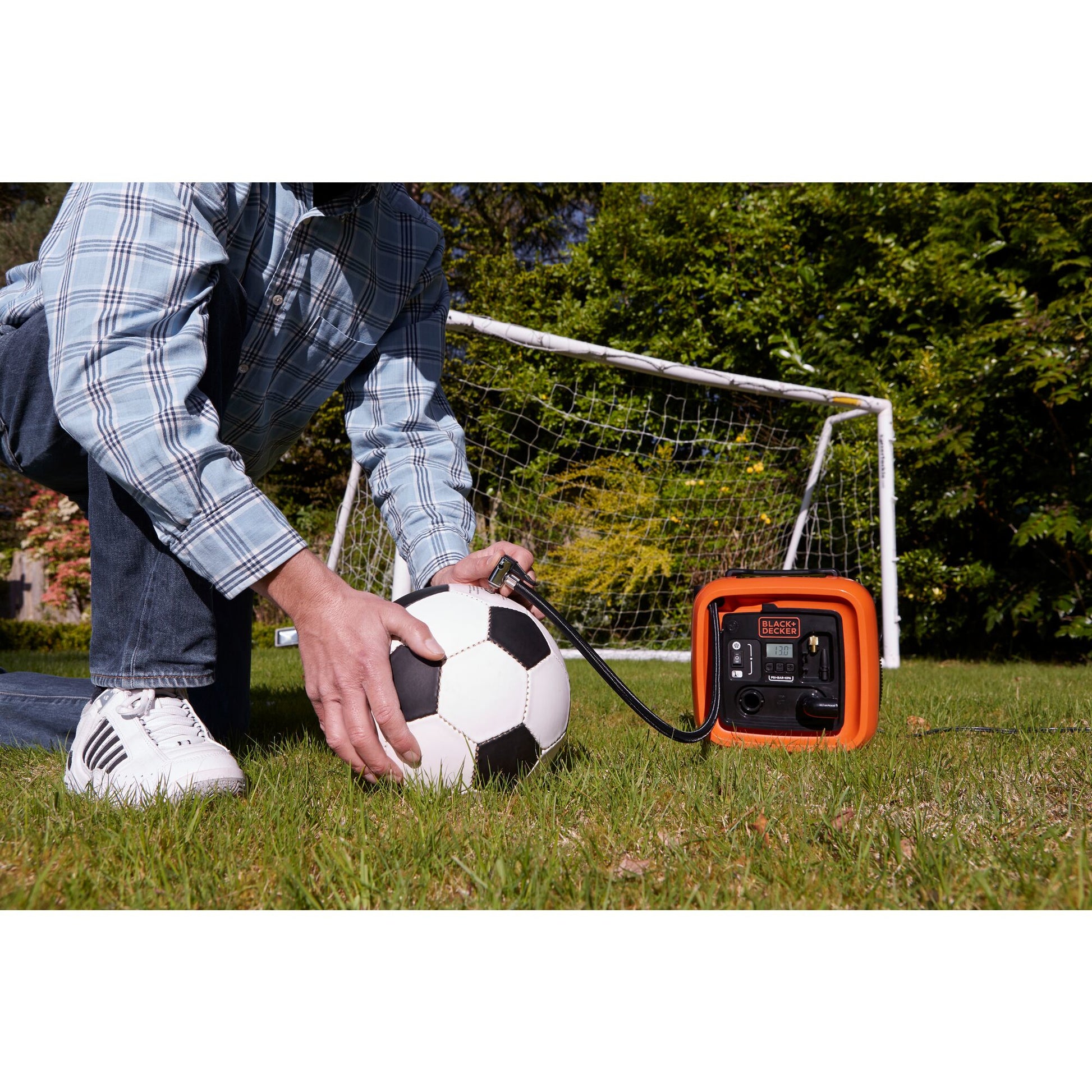 Black & Decker BLACK+DECKER ASI400 Kompressor – 12 V – 11 bar, 160 l/min – Integriertes Druckmessgerät, inkl. Ventiladapter