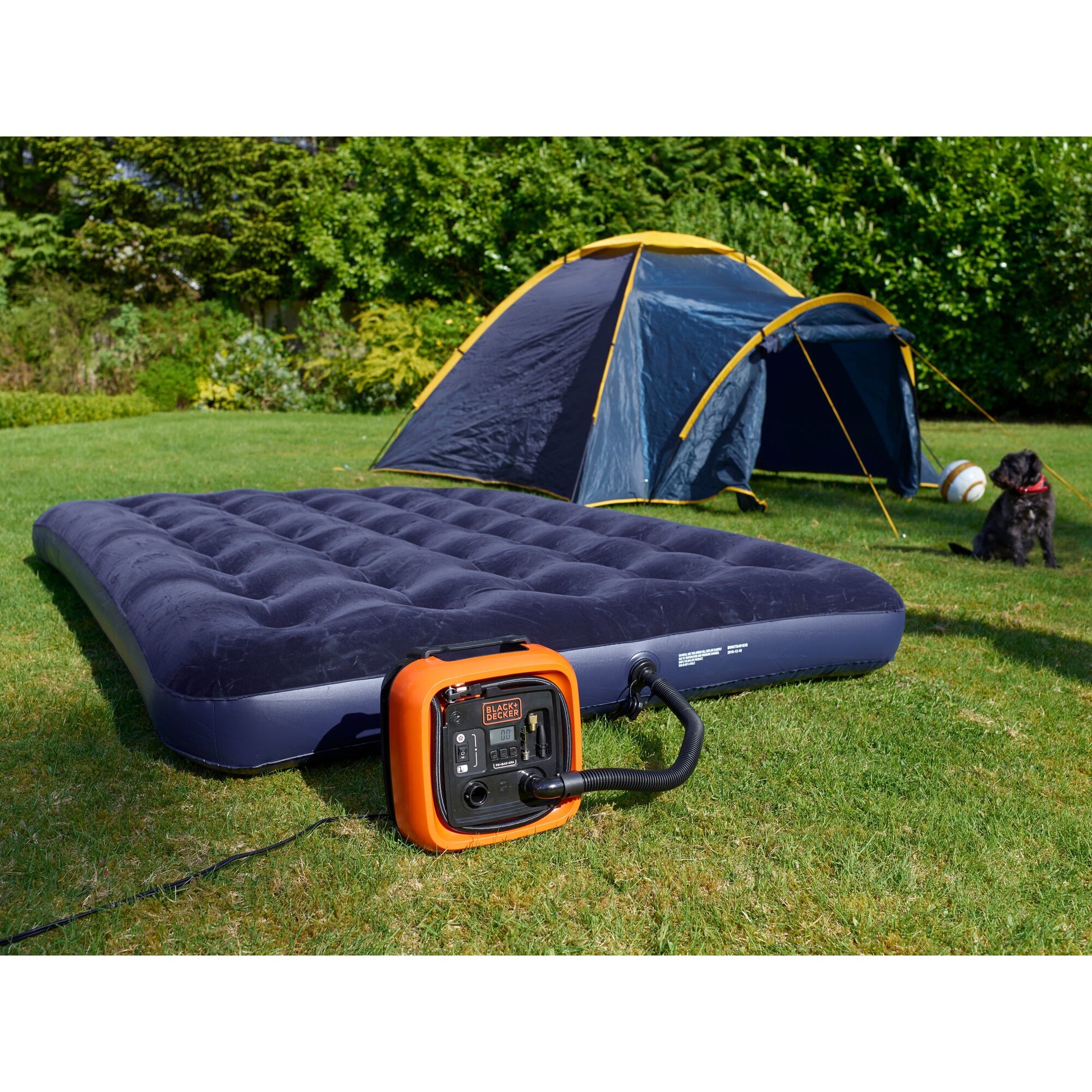 Black & Decker BLACK+DECKER ASI400 Kompressor – 12 V – 11 bar, 160 l/min – Integriertes Druckmessgerät, inkl. Ventiladapter