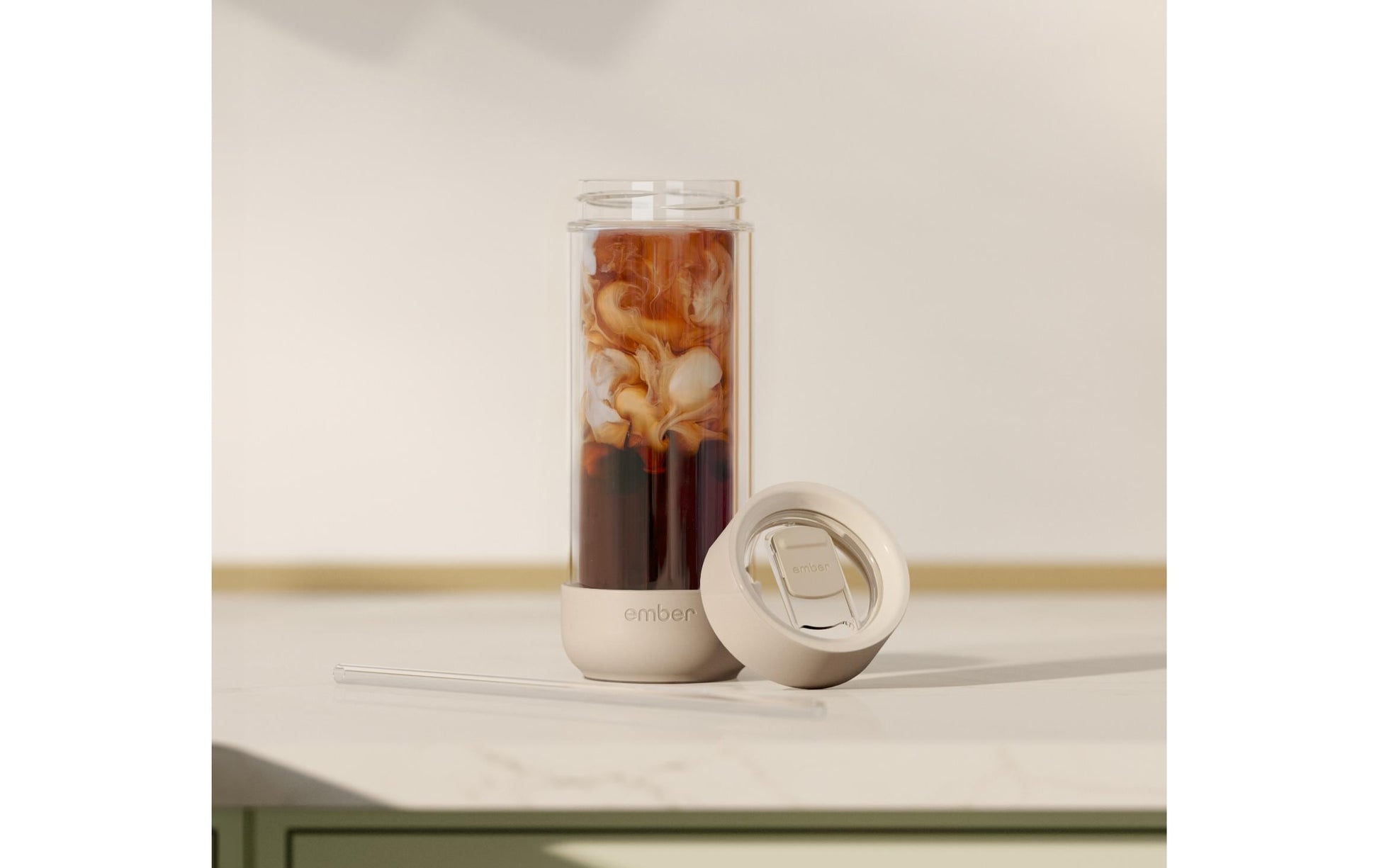 Ember Kaffeebecher – 473 ml, Ø 7,4 cm, H 21,2 cm, Glas, Beige/Transparent, mit Trinkhalm