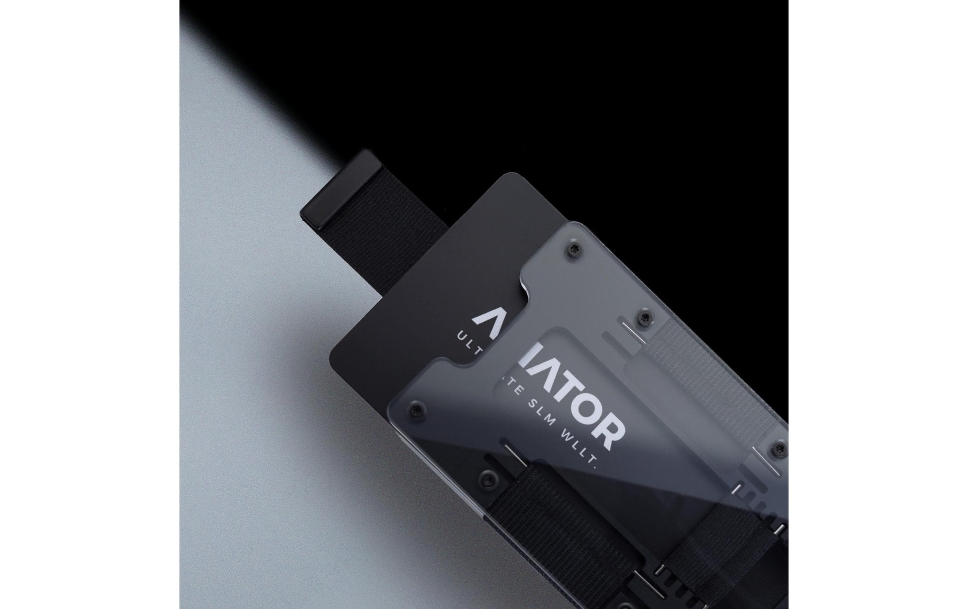 Aviator Kartenetui – RFID-Schutz, mit Münzfach, Gummizug – Schwarz, Kohlefaser – SLIDE