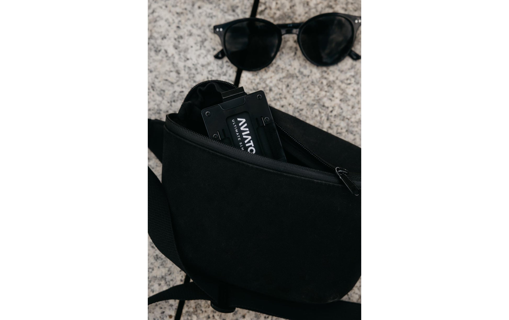 Aviator Kartenetui – RFID-Schutz, mit Münzfach, Gummizug – Schwarz, Kohlefaser – SLIDE