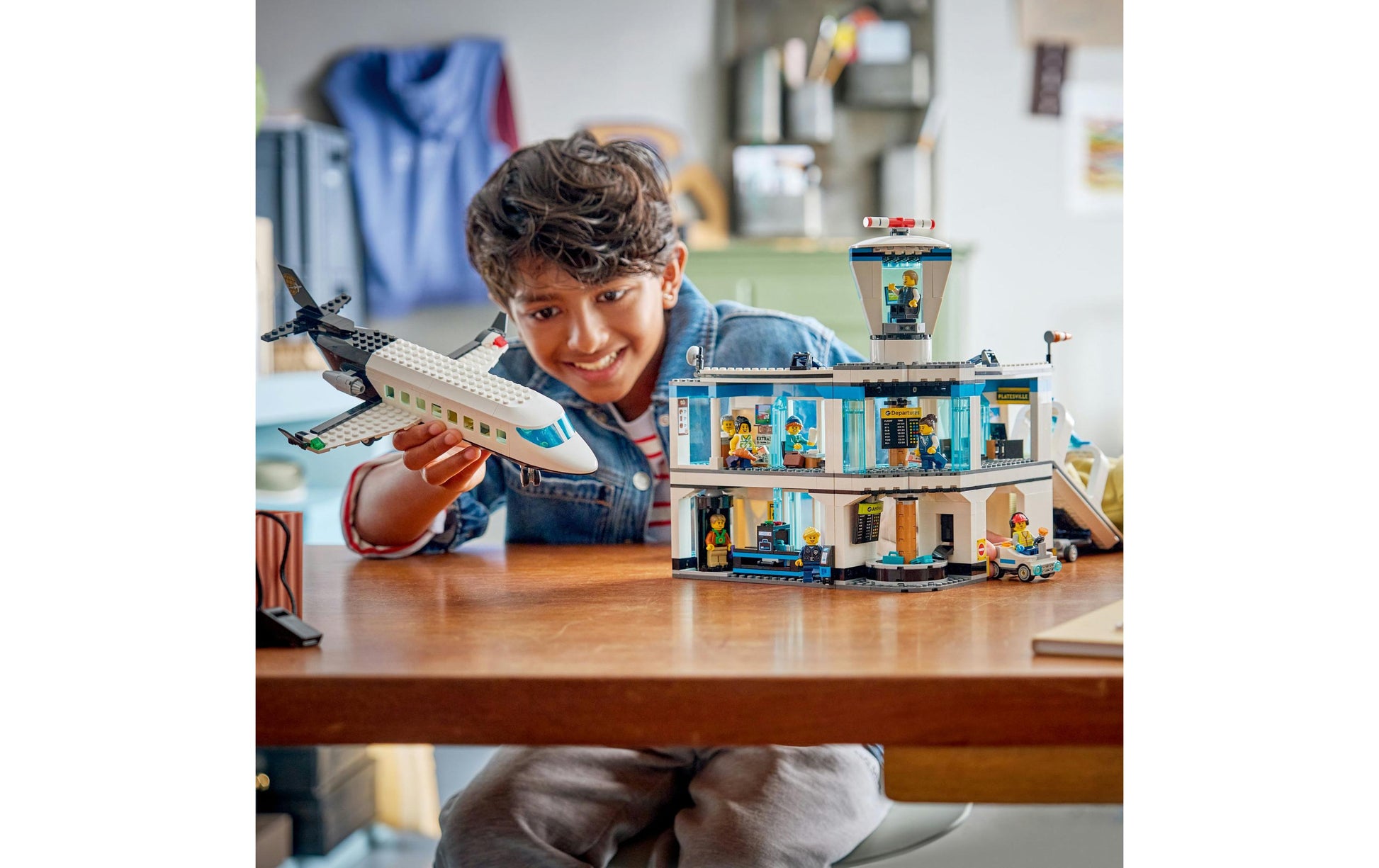 LEGO City Spielset Flughafen mit Flugzeug – 887-teilig – 37,8×9,4×48 cm – ab 8 J.