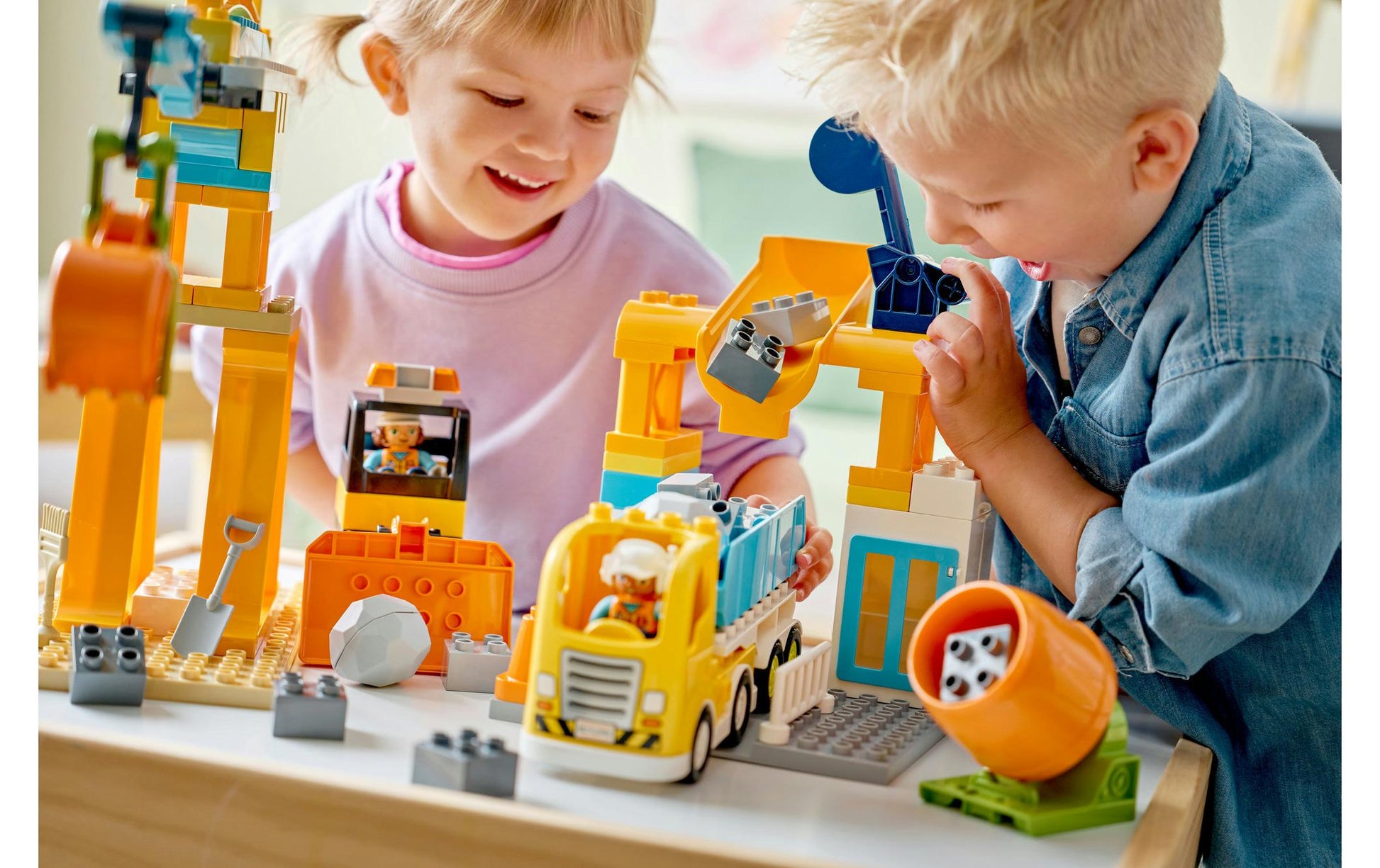 LEGO DUPLO Baustelle mit Baufahrzeugen – 84-teilig – 37,8 × 13,2 × 55,5 cm – ab 3 J.