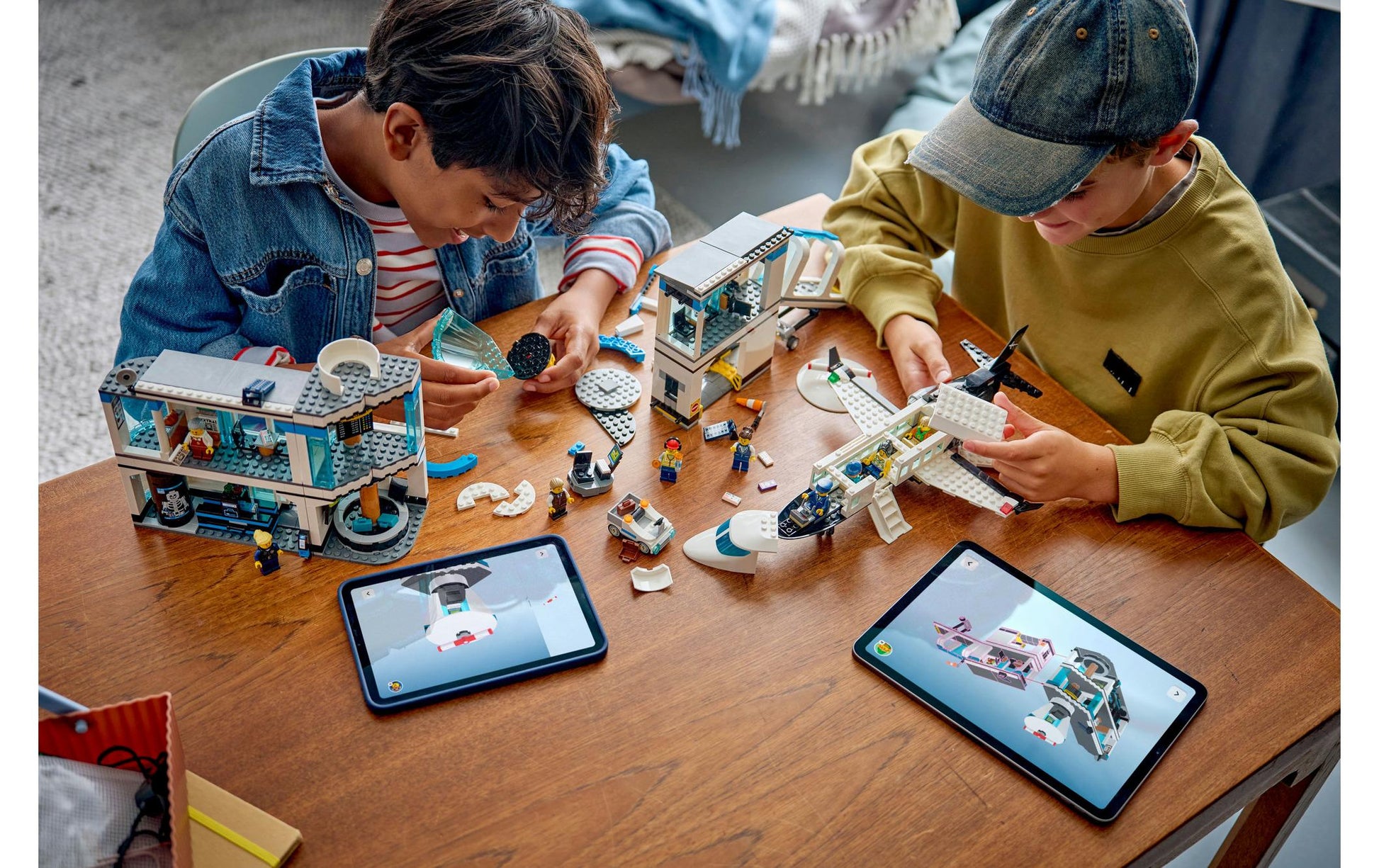 LEGO City Spielset Flughafen mit Flugzeug – 887-teilig – 37,8×9,4×48 cm – ab 8 J.