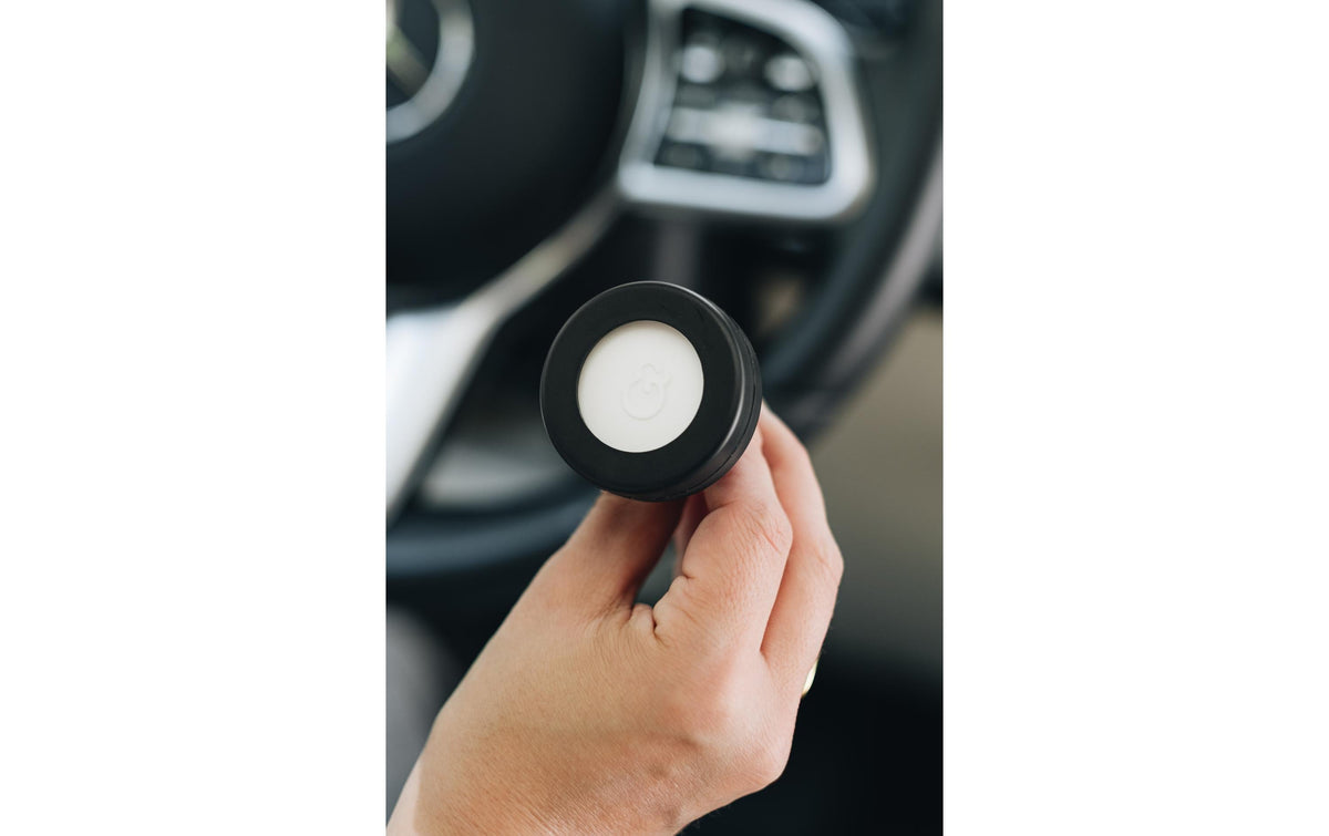Ava & May Lufterfrischer Autodufthalter – Ø 50 mm × 1,7 cm – aus Kunststoff, schwarz