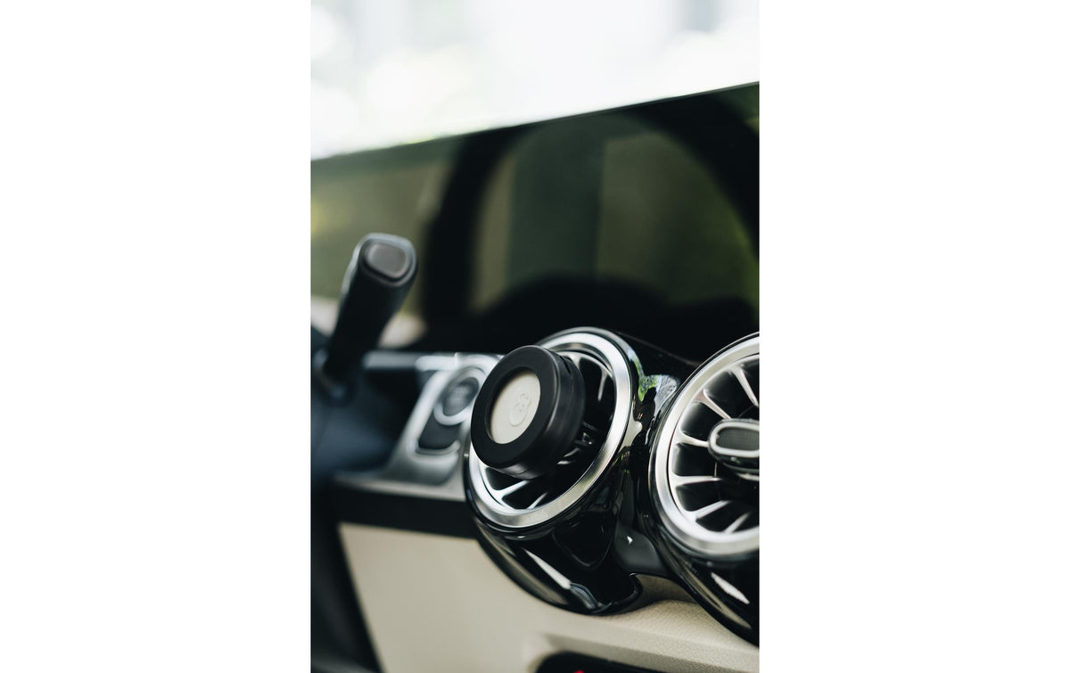 Ava & May Lufterfrischer Autodufthalter – Ø 50 mm × 1,7 cm – aus Kunststoff, schwarz