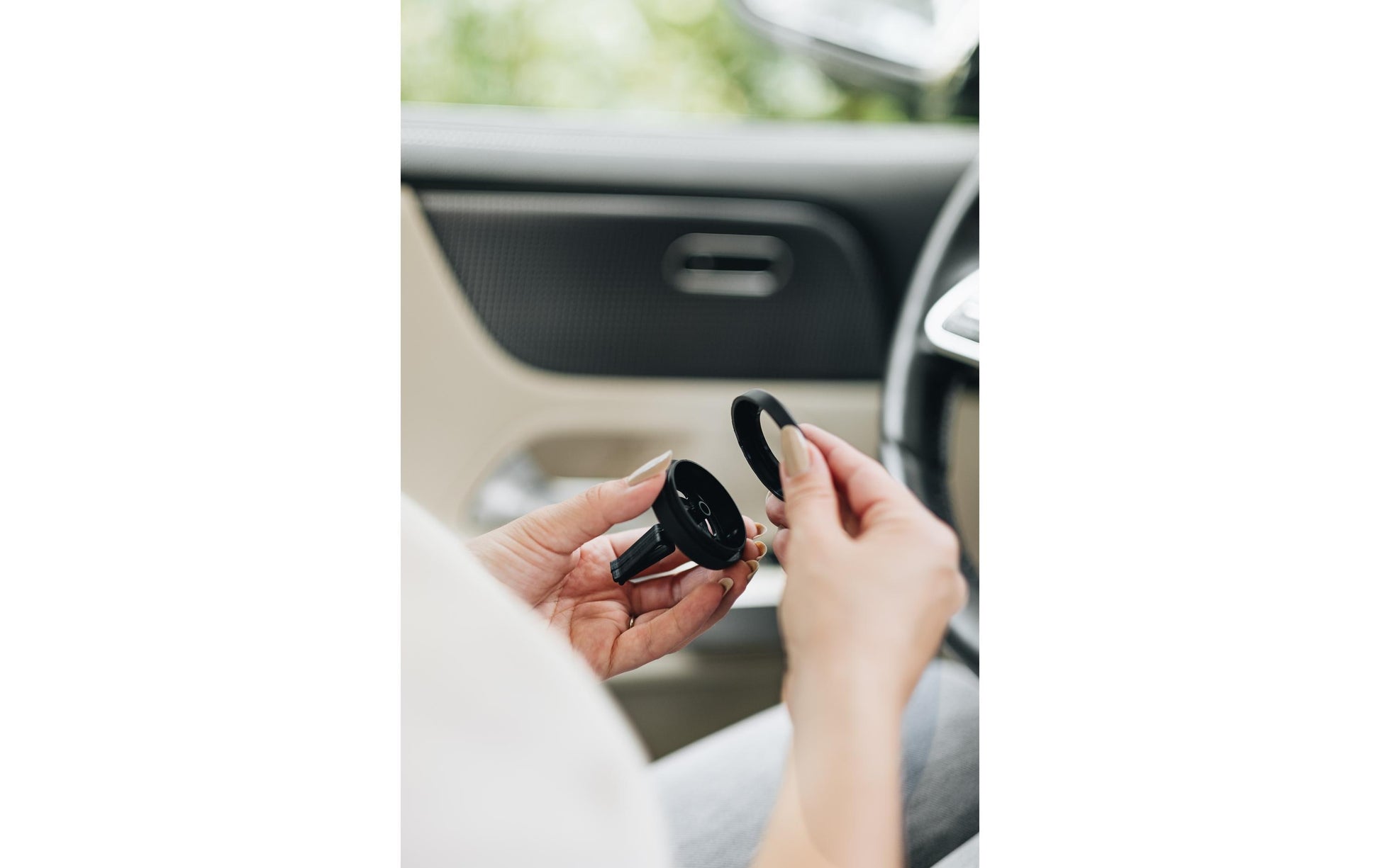 Ava & May Lufterfrischer Autodufthalter – Ø 50 mm × 1,7 cm – aus Kunststoff, schwarz