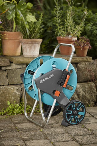 Gardena Schlauchwagen 25 m – mit Schlauch, manuell, mit 2 Rädern, mit Rollenbremse, schwarz/türkis