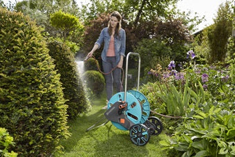 Gardena Schlauchwagen 25 m – mit Schlauch, manuell, mit 2 Rädern, mit Rollenbremse, schwarz/türkis