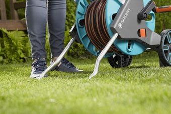 Gardena Schlauchwagen 25 m – mit Schlauch, manuell, mit 2 Rädern, mit Rollenbremse, schwarz/türkis