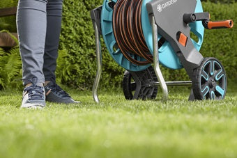 Gardena AquaRoll M Easy Schlauchwagen 60m – mit 2 Rollen, manuell, schwarz/türkis, für Schläuche Ø 13/15/19 mm