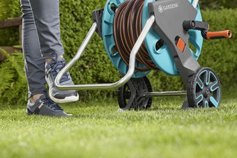 Gardena Schlauchwagen AquaRoll M Easy Set – 25 m Schlauch, Ø 15 mm, mit Sprühdüse