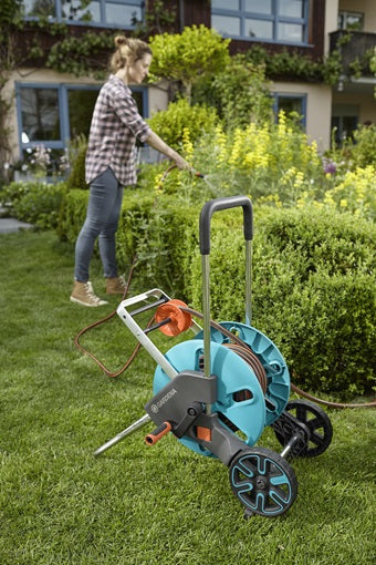 Gardena AquaRoll M Easy Schlauchwagen 60m – mit 2 Rollen, manuell, schwarz/türkis, für Schläuche Ø 13/15/19 mm
