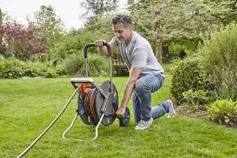 Gardena AquaRoll L Easy Schlauchwagen 100 m – manuell, mit 2 Rädern, schwarz/türkis, für 13/15/19 mm Schläuche
