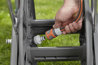 Gardena AquaRoll L Easy Schlauchwagen 100 m – manuell, mit 2 Rädern, schwarz/türkis, für 13/15/19 mm Schläuche