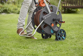 Gardena AquaRoll L Easy Schlauchwagen 100 m – manuell, mit 2 Rädern, schwarz/türkis, für 13/15/19 mm Schläuche