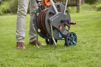 Gardena AquaRoll L Easy Schlauchwagen 100 m – manuell, mit 2 Rädern, schwarz/türkis, für 13/15/19 mm Schläuche