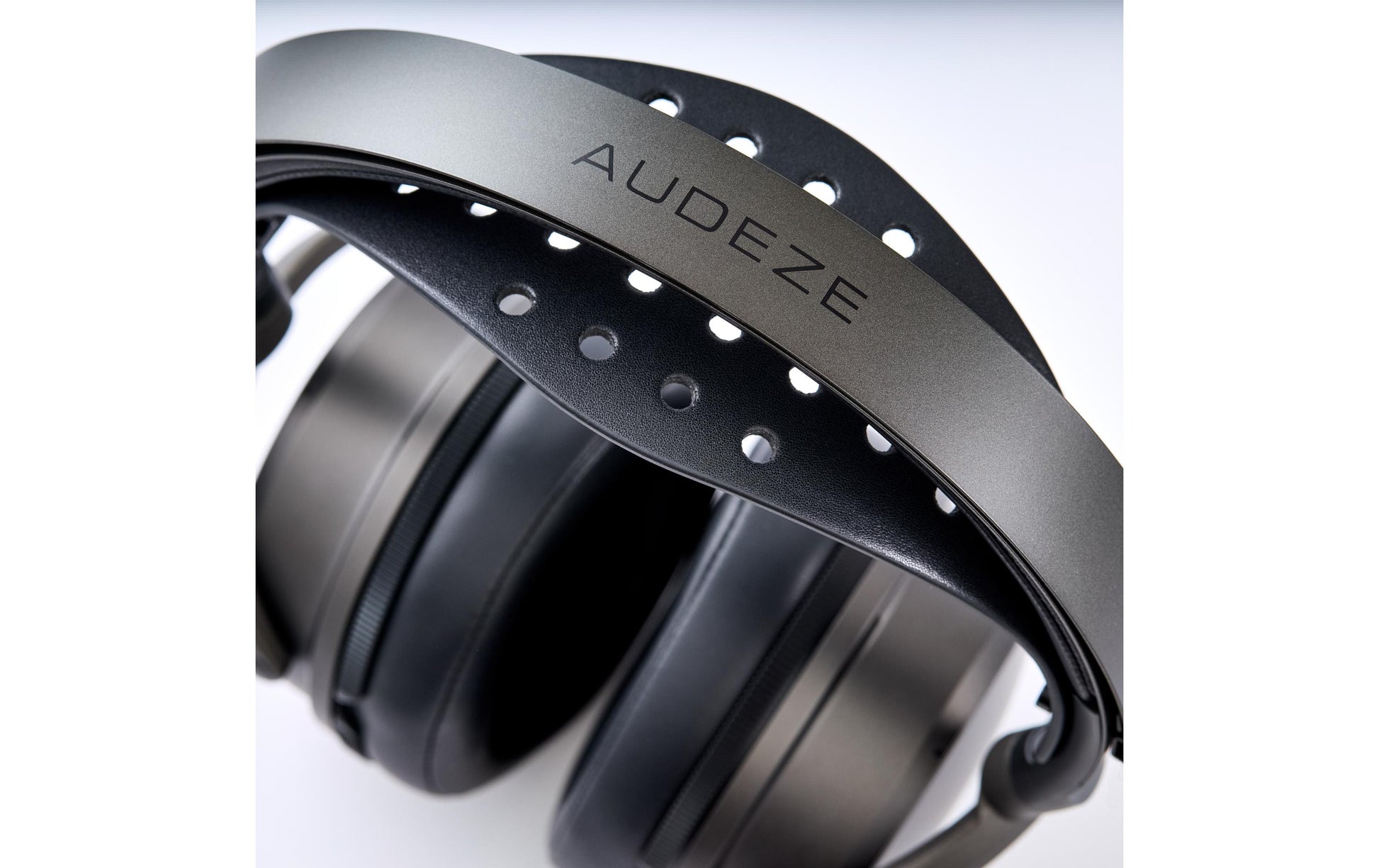 Audeze Maxwell 2 PS5 Gaming-Headset – Over-Ear, Stereo, Kabelgebunden (3,5 mm) + BT, ANC, für PS5, Grau/Schwarz
