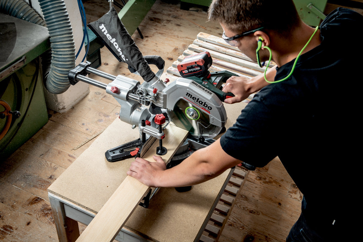Metabo Akku-Kapp- und Gehrungssäge KGS 18 LTX BL 254 – 18 V (CAS) – Sägeblatt-Ø 254 mm – Solo