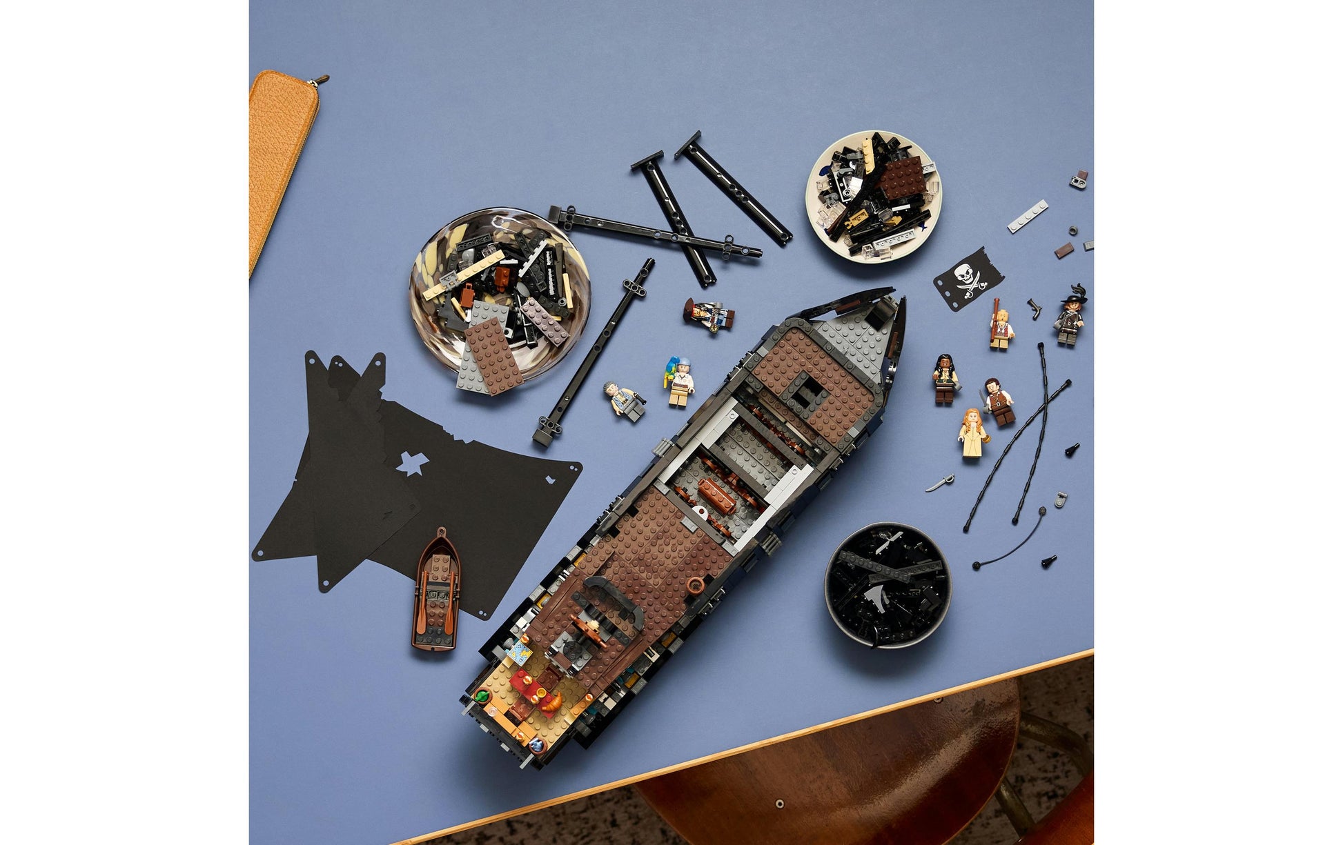 LEGO Icons Captain Jack Sparrows Piratenschiff Bausatz – 55,5 × 15,7 × 37,8 cm – 2862-teilig – ab 18 J.
