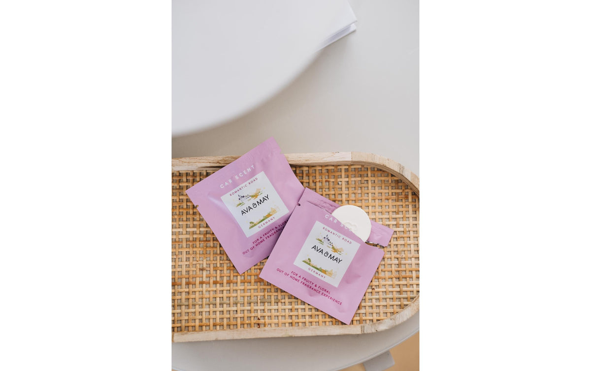 Ava & May Lufterfrischer Romantic Road (Birne, Erdbeere, Rose) – Ø 85 mm × 10 mm – rosa