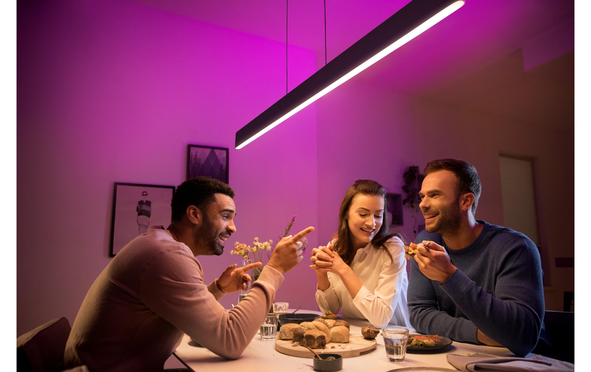 Philips Hue Pendelleuchte Ensis – 129,8 cm, 2000–6500 K, RGB, 5500 lm, 79 W, dimmbar, BT/ZigBee, schwarz