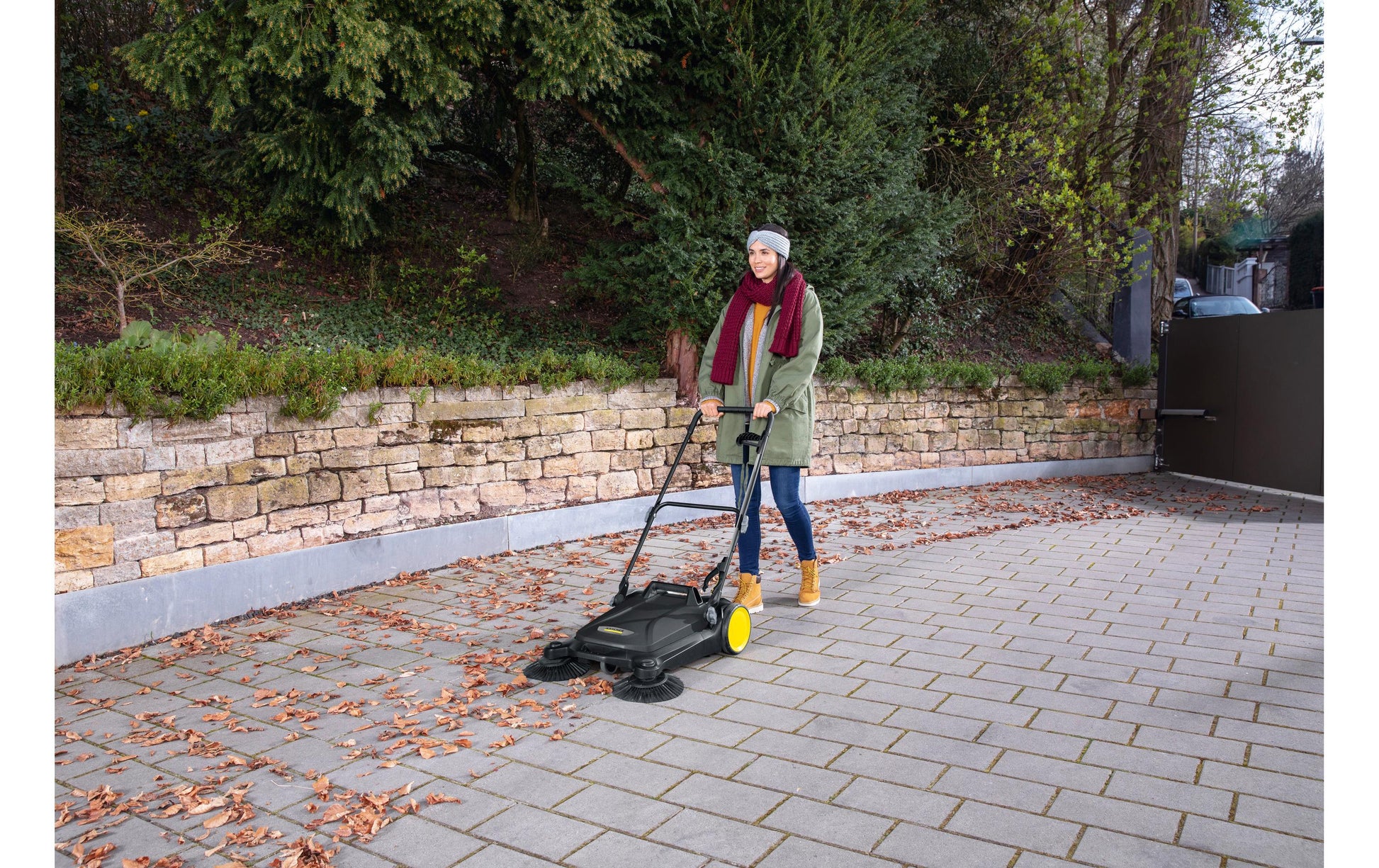 Kärcher professional Kärcher Kehrmaschine S 4 Twin GoFurther – 68 cm, manuell, 20 l Auffangbehälter, schwarz