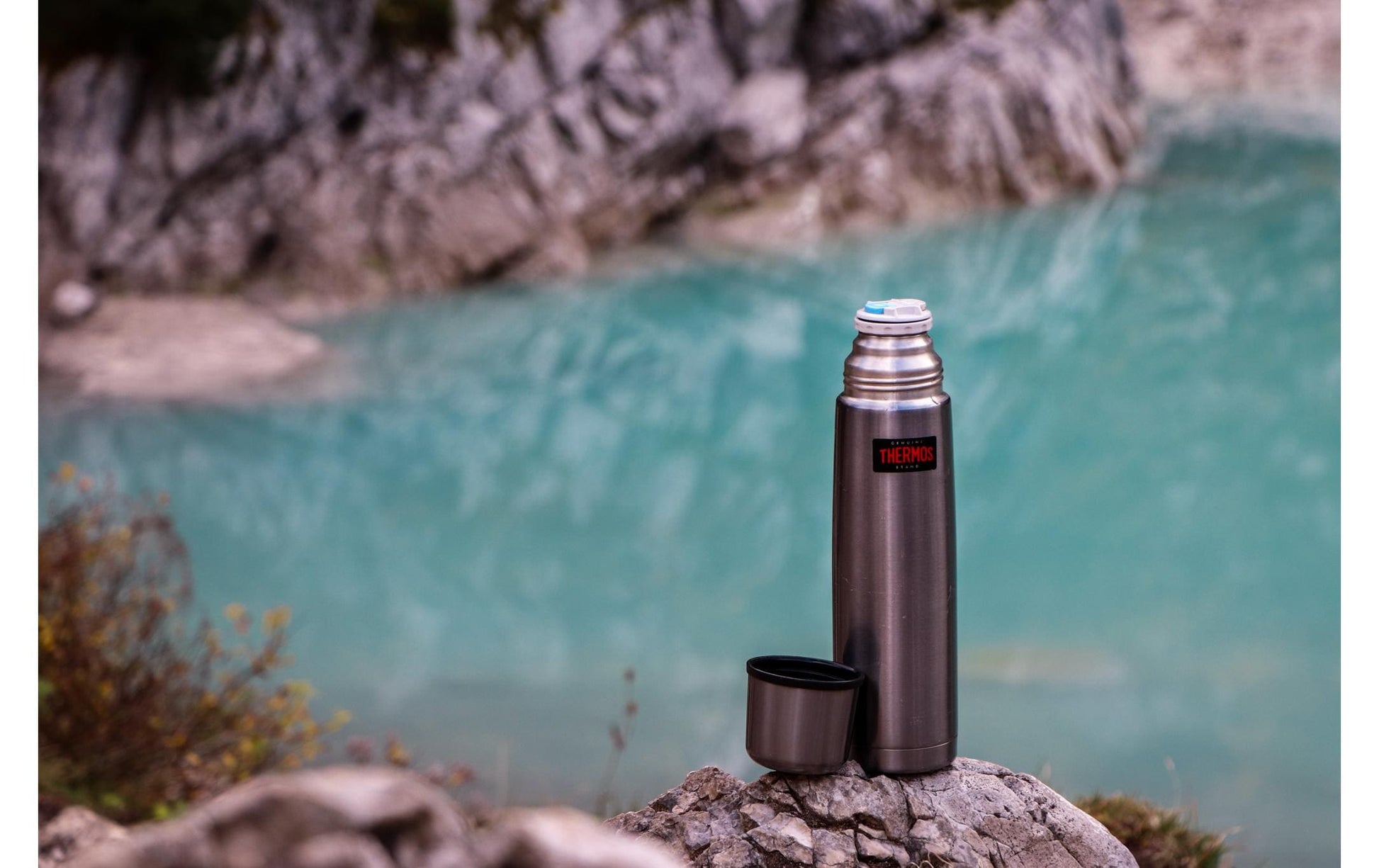 Thermos Light & Compact Isolierflasche 750 ml – doppelwandig vakuumisoliert, Edelstahl, Schraubdeckel