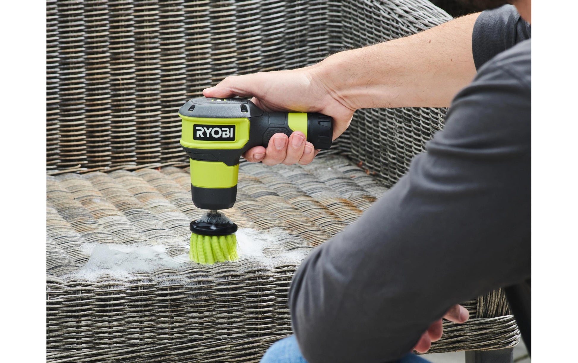 Ryobi Elektrische Reinigungsbürste (Hand) – 4 V, 2,0 Ah Akku inkl. Ladekabel, 17,3×13,5×8,8 cm