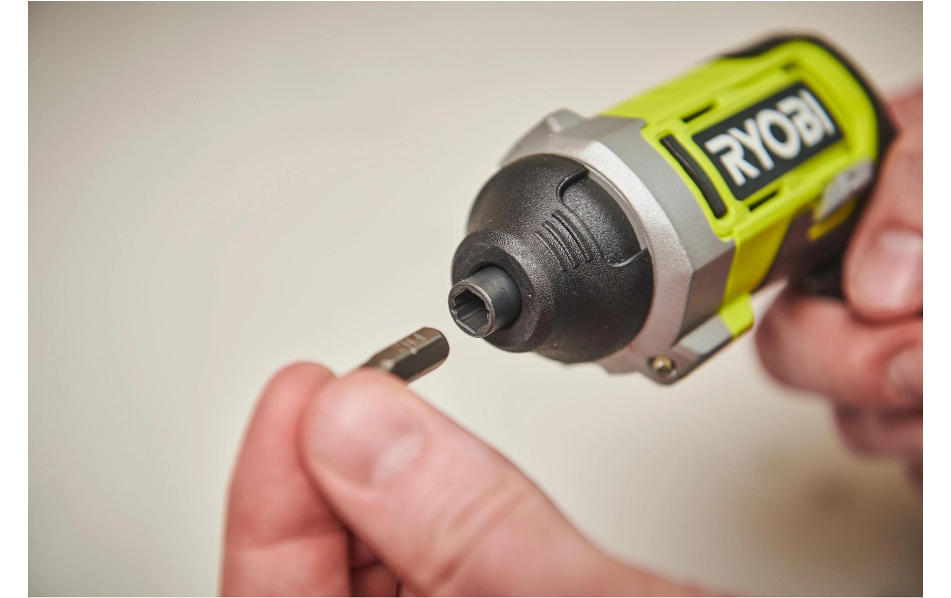 Ryobi RSD4-120TA2 Präzisionsschrauber – 4 V – 1/4" Bithalter – 5 Nm – 1×2,0 Ah & Ladegerät – Ryobi 4 V USB