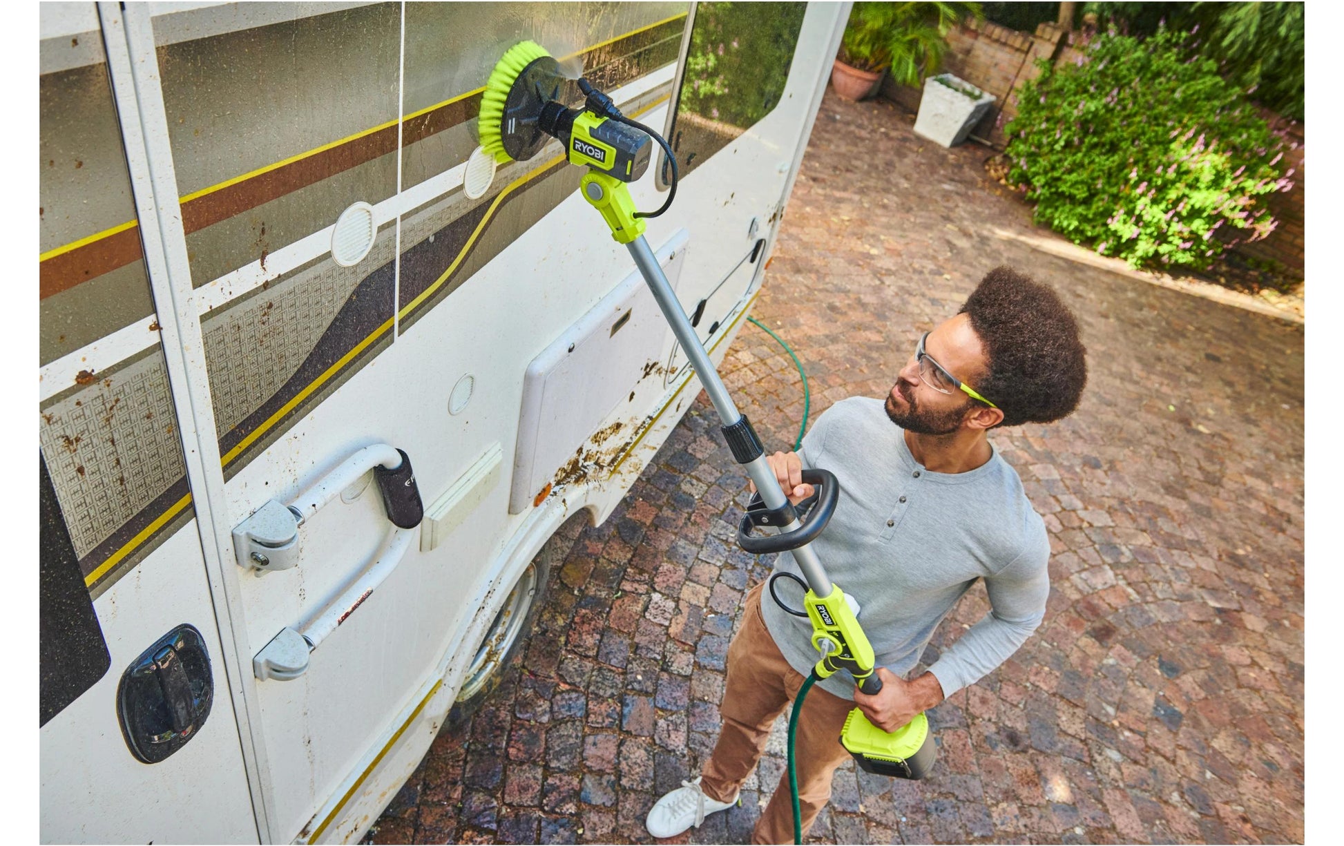 Ryobi Elektrische Reinigungsbürste RWTS18-0 – 18 V, 15 cm, Teleskopstiel, für Ryobi ONE+