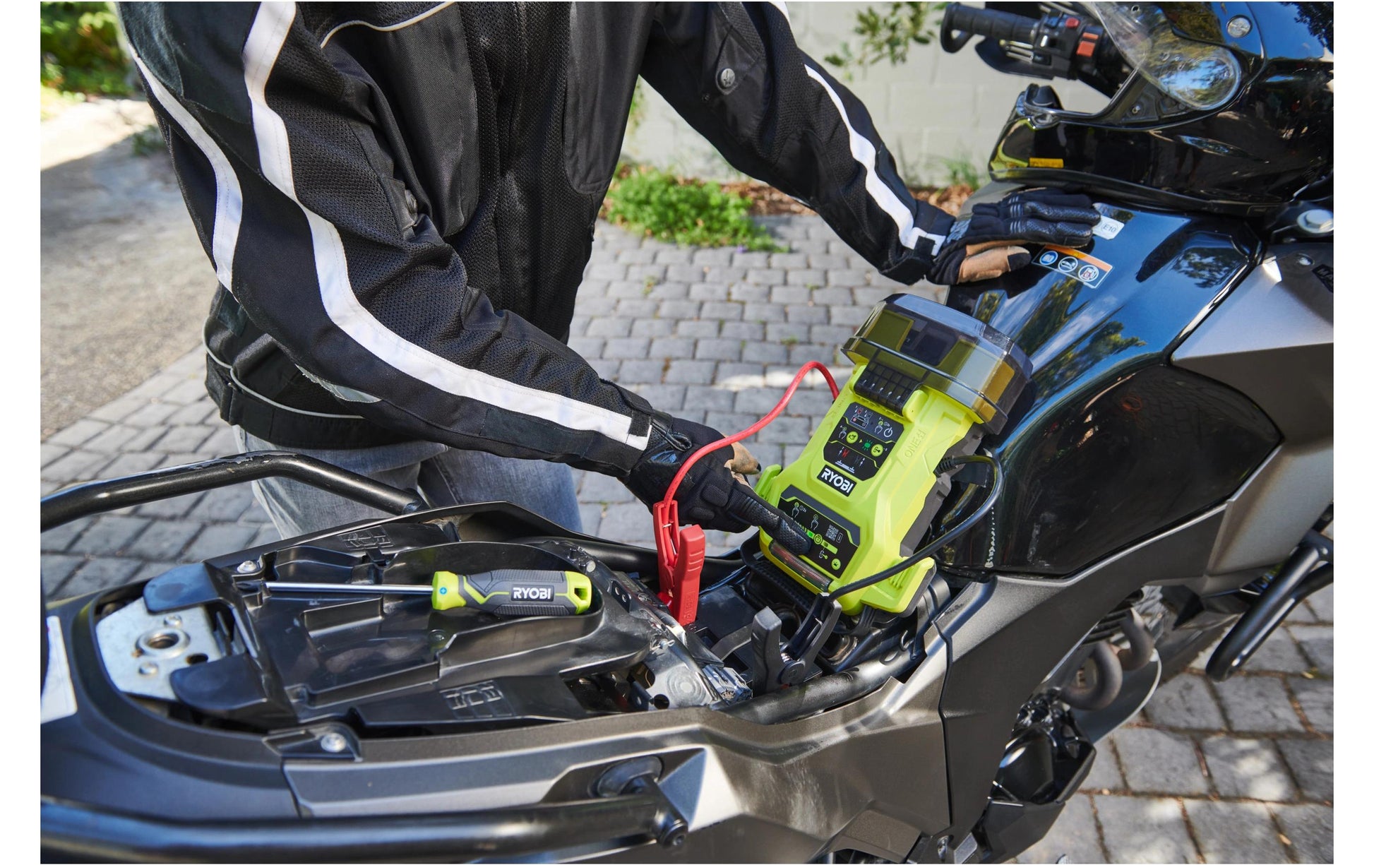 Ryobi Booster – 18 V, 1800 A Startstrom, Li-Ion, 1,9 kg, LED-Taschenlampe, Verpolungsschutz, Grün