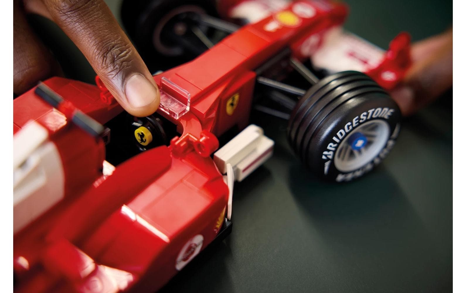 LEGO Icons 3D-Puzzle Ferrari F2004 und Michael Schumacher – 735 Teile – 26,2×7,1×38,2 cm – ab 18 J.